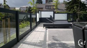 aluminium schutting in combinatie met helder glas of melkglas